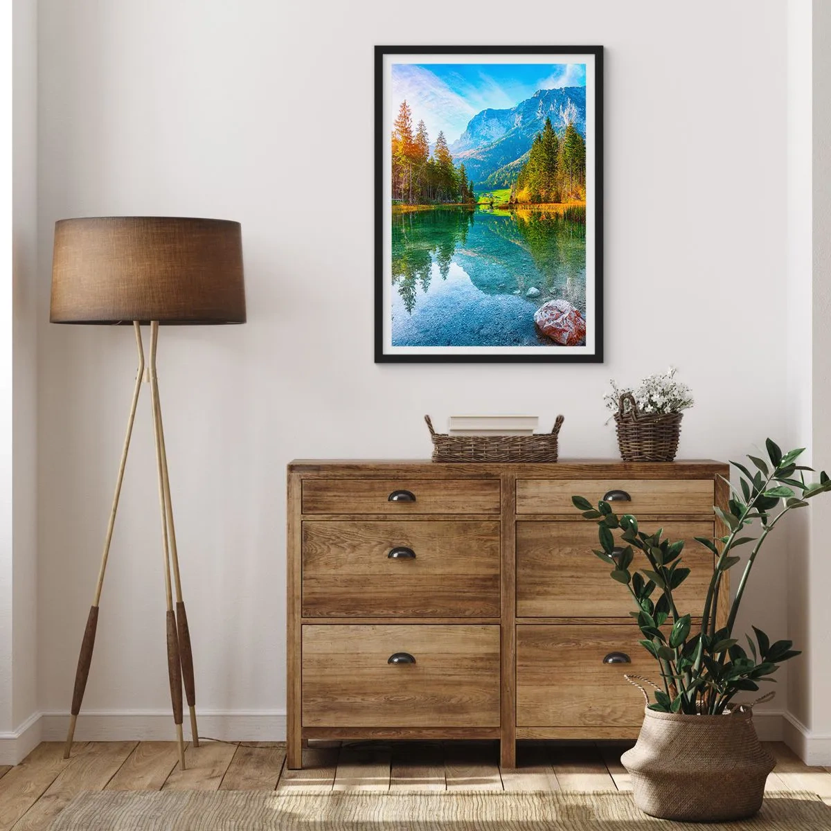 Plakat i sort ramme - En sø i bjergene omgivet af træer og bjergenes spejling i vandet - 50x70cm - Efterårets blidhed - Moderne vægdekoration til stue og soveværelse ARTTOR