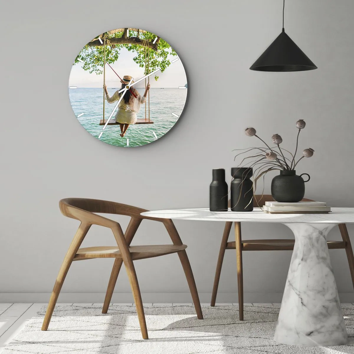 Vægur, Uret - Kvinde på en gynge ved havet i sommeromgivelser - 30x30cm - Livet er smukt - Moderne vægdekoration til stue, køkken og soveværelse ARTTOR