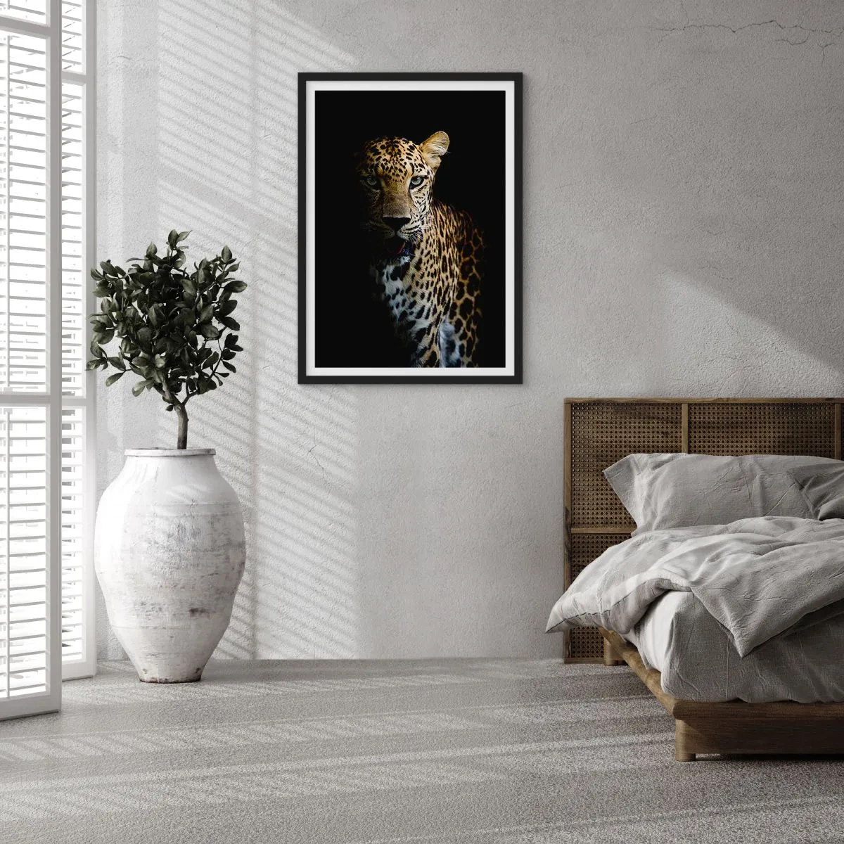 Plakat i sort ramme - En leopard mod en mørk baggrund med livlige pelsdetaljer. - 50x70cm - Mørk skønhed - Moderne vægdekoration til stue og soveværelse ARTTOR