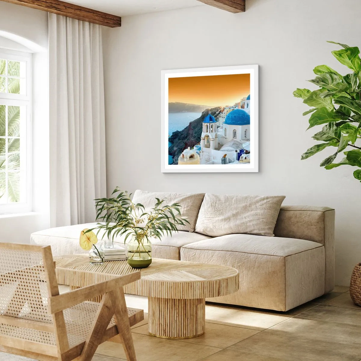 Plakat i hvid ramme - Santorini - omfavnet af klipperne - 30x30 cm