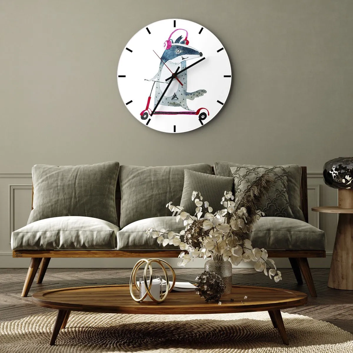Vægur, Uret - Grævling med hovedtelefoner på en scooter i stil med en børneillustration - 30x30cm - Grævlingens glæder - Moderne vægdekoration til stue, køkken og soveværelse ARTTOR