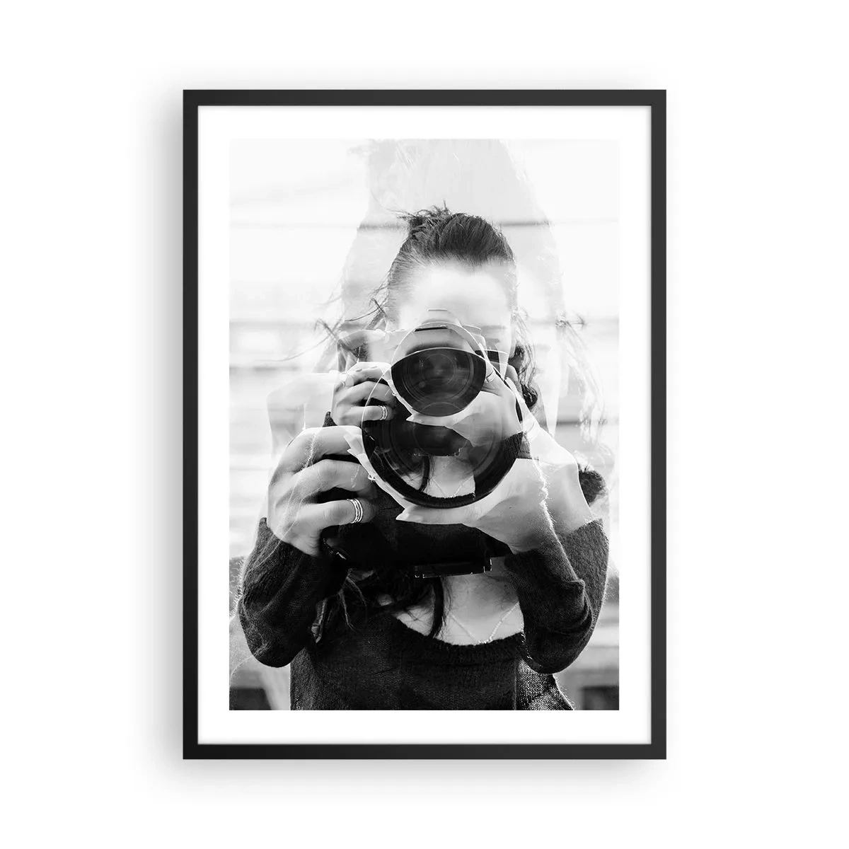 Plakat i sort ramme - Dobbelteksponering af fotograf og kamera i sort-hvid - 50x70cm - Skaber og materiale - Moderne vægdekoration til stue og soveværelse ARTTOR