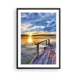 Plakat i sort ramme - Træbro over søen ved solnedgang - 50x70cm - Vinden går til ro - Moderne vægdekoration til stue og soveværelse ARTTOR