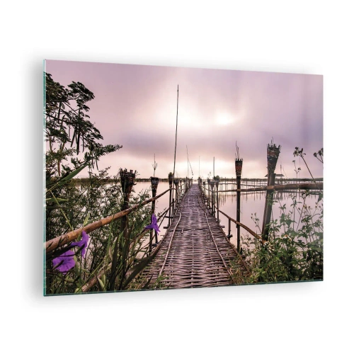 Billede på glas - En bambusbro, der fører over søen, omgivet af planter og blomster - 70x50cm - Den stille og rolige atmosfære i Asien - Moderne vægdekoration til stue og soveværelse ARTTOR