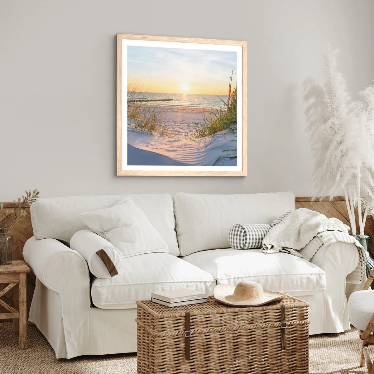 Plakat i ramme af lyst egetræ - Havet brummer, fuglene synger, en vild strand midt i græsset.... - 50x50 cm