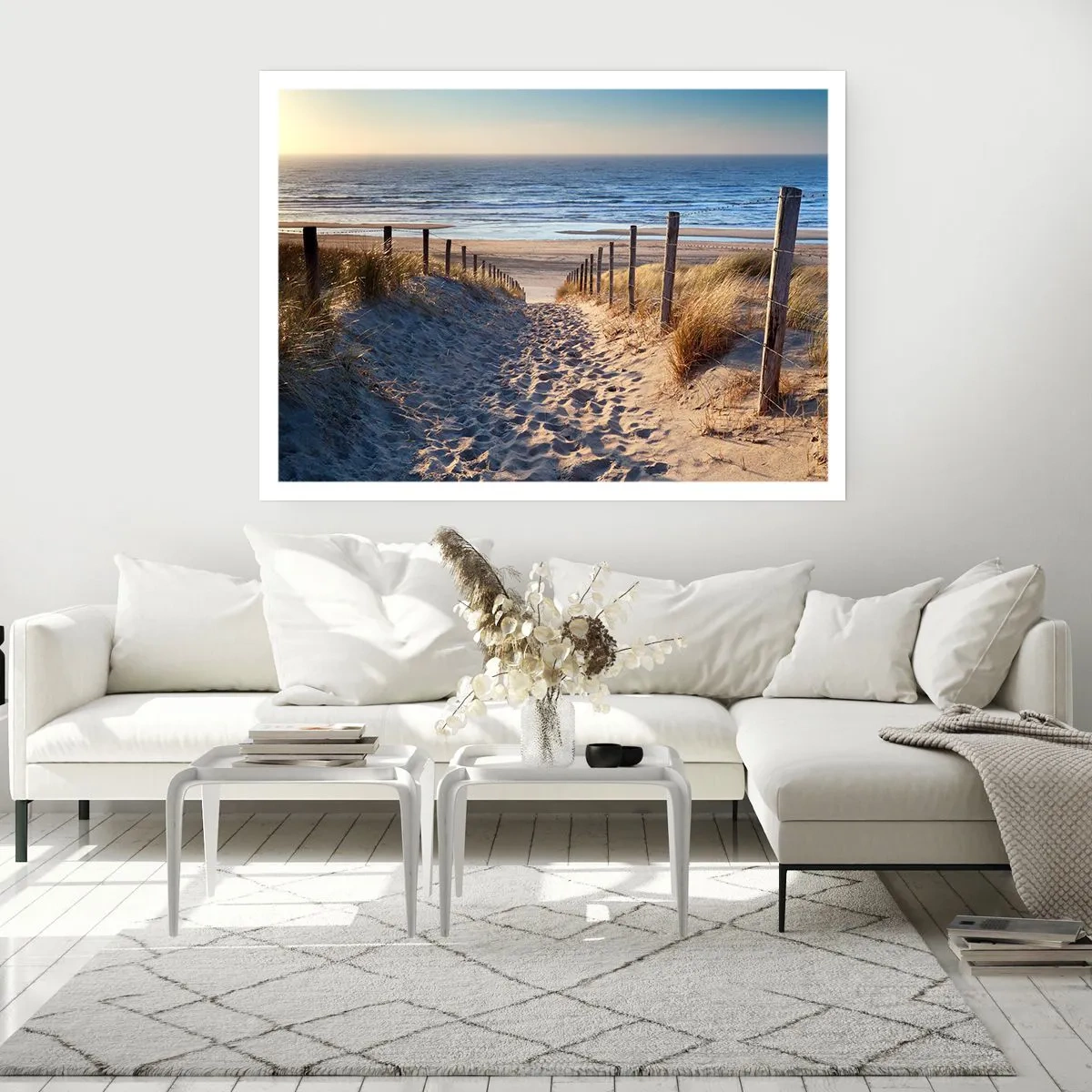 Plakat - Havet brummer, fuglene synger, en vild strand midt i græsset.... - 91x61 cm