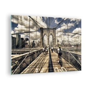 Billede på glas - Brooklyn Bridge på en solskinsdag med fodgængere og cyklister - 70x50cm - Lige til hjertet af byen - Moderne vægdekoration til stue og soveværelse ARTTOR