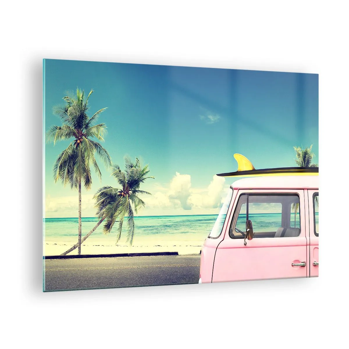 Billede på glas - En strand med palmer og en lyserød retro varevogn ved havet - 70x50cm - Ferietid til at starte - Moderne vægdekoration til stue og soveværelse ARTTOR