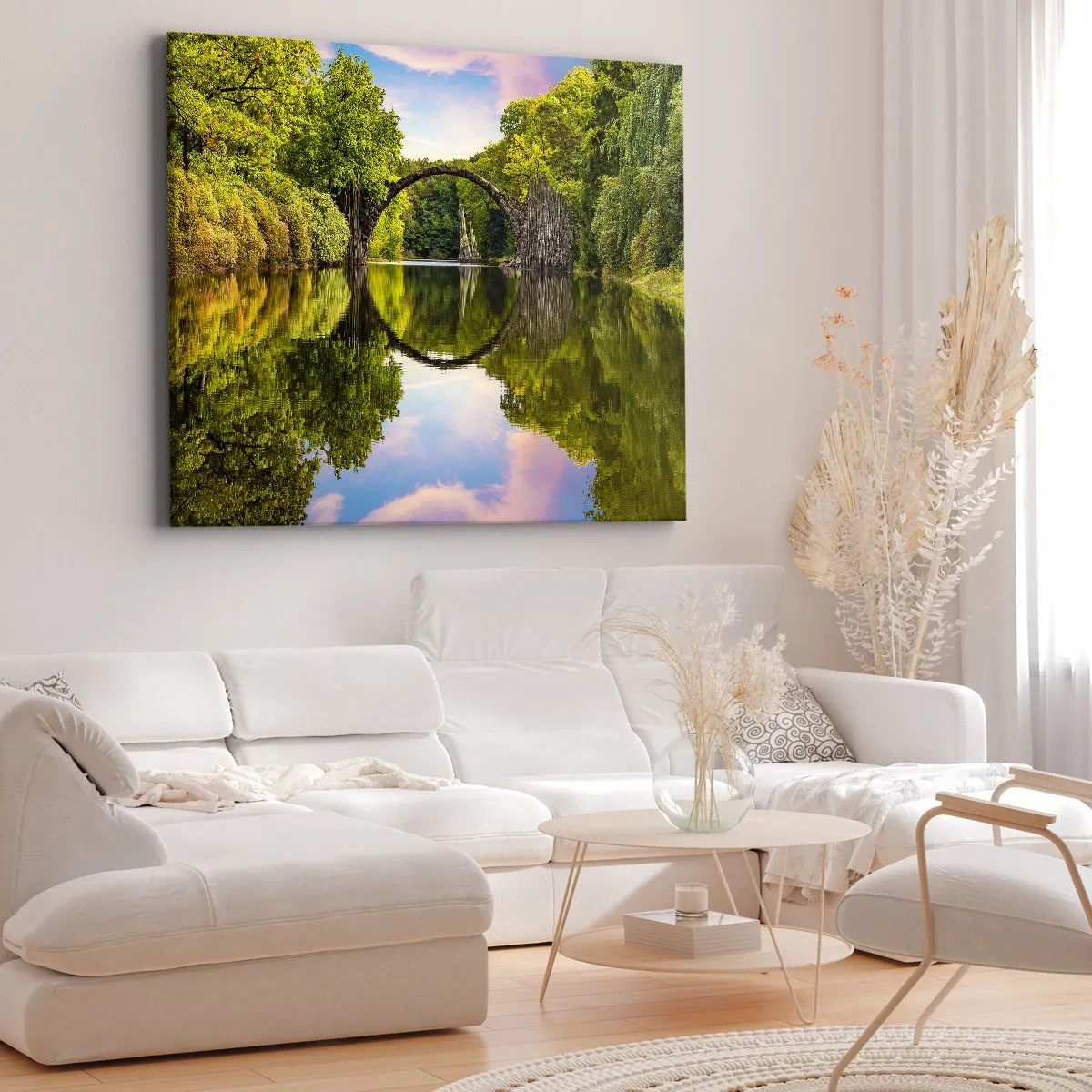 Lærredstryk - Billede på lærred - En stenbro over en flod med en perfekt spejling i vandet - 70x50cm - På mødet mellem to verdener - Moderne vægdekoration til stue og soveværelse ARTTOR
