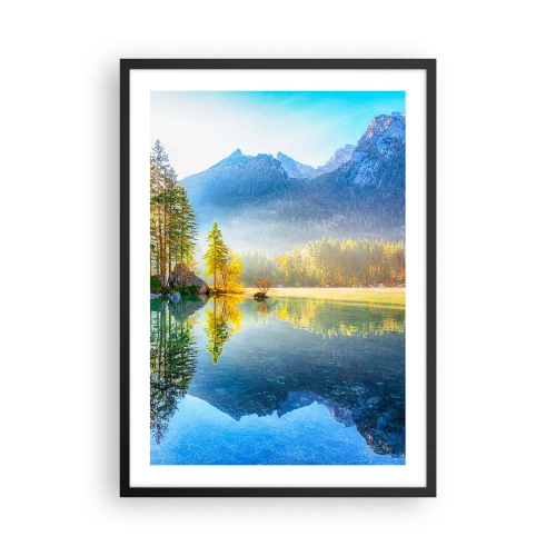 Plakat i sort ramme - En bjergsø omgivet af skov og tinder spejlet i vandet - 50x70cm - Majestæt og sødme - Moderne vægdekoration til stue og soveværelse ARTTOR