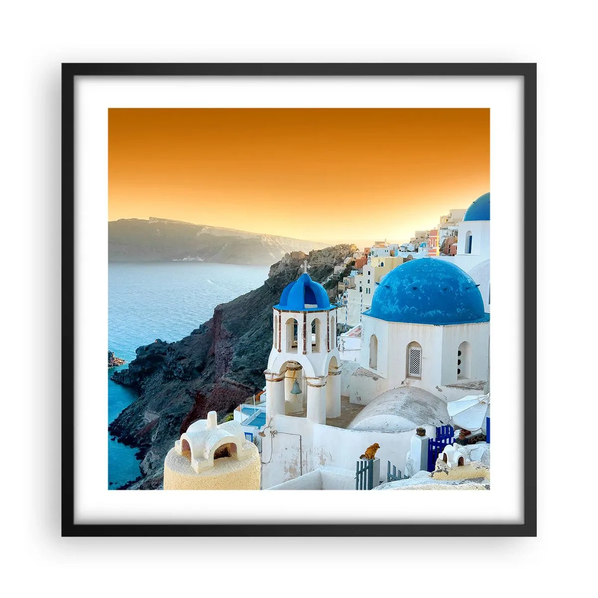 Plakat i sort ramme - Santorini - omfavnet af klipperne - 50x50 cm