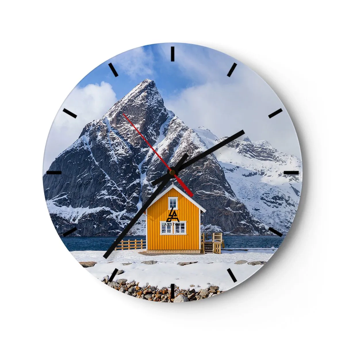 Vægur, Uret - Et gult sommerhus ved vandet med en snedækket bjergbaggrund - 30x30cm - Skandinavisk ferie - Moderne vægdekoration til stue, køkken og soveværelse ARTTOR