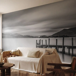 Fototapet Premium Sand - Mildhed og styrke - Landskab, Sø, træbro - 150x105 cm