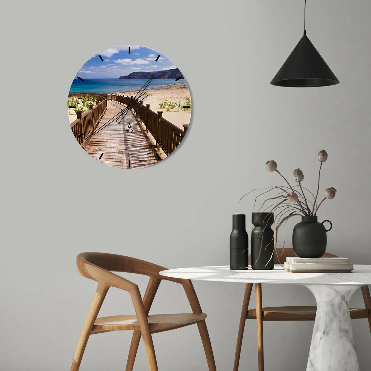 Vægur, Uret - En træbro, der fører til stranden ved det blå hav - 30x30cm - Tag mig med til de glade øer - Moderne vægdekoration til stue, køkken og soveværelse ARTTOR