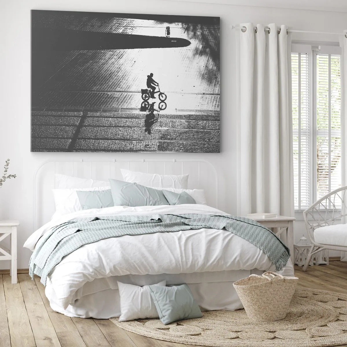 Lærredstryk - Billede på lærred - Sort-hvid silhuet af en cyklist på en våd gade - 70x50cm - Fremad, gennem byen - Moderne vægdekoration til stue og soveværelse ARTTOR