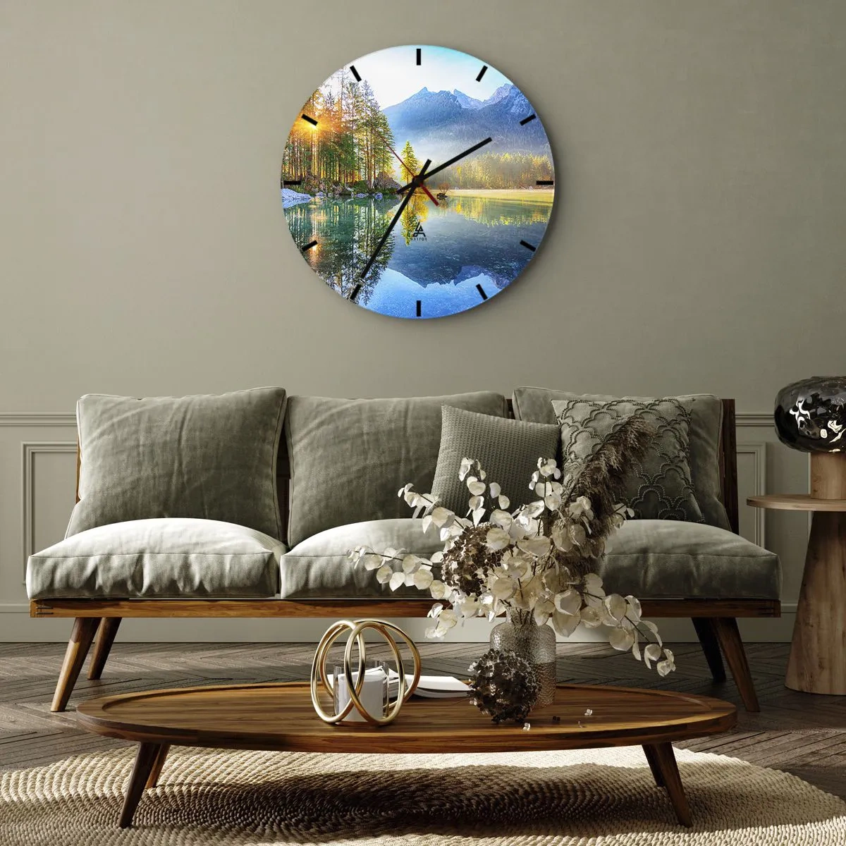 Vægur, Uret - Bjergsø ved daggry med refleksioner af træer og tinder - 30x30cm - Majestæt og sødme - Moderne vægdekoration til stue, køkken og soveværelse ARTTOR