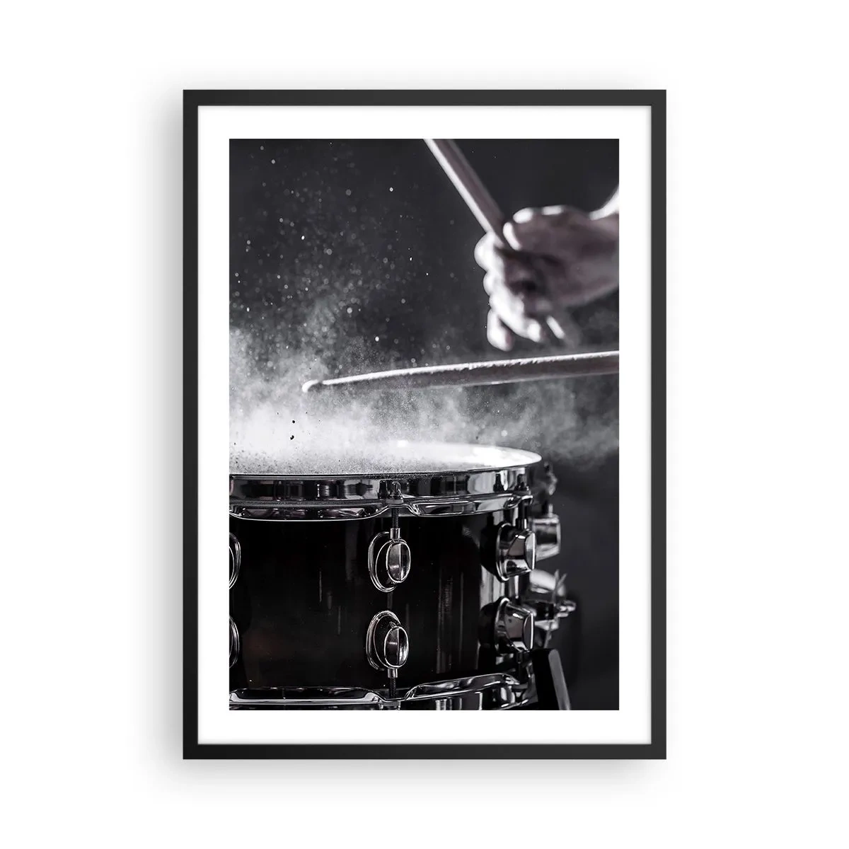 Plakat i sort ramme - Trommer slået med pinde med en krudtsprøjteeffekt - 50x70cm - Musikkens puls - Moderne vægdekoration til stue og soveværelse ARTTOR