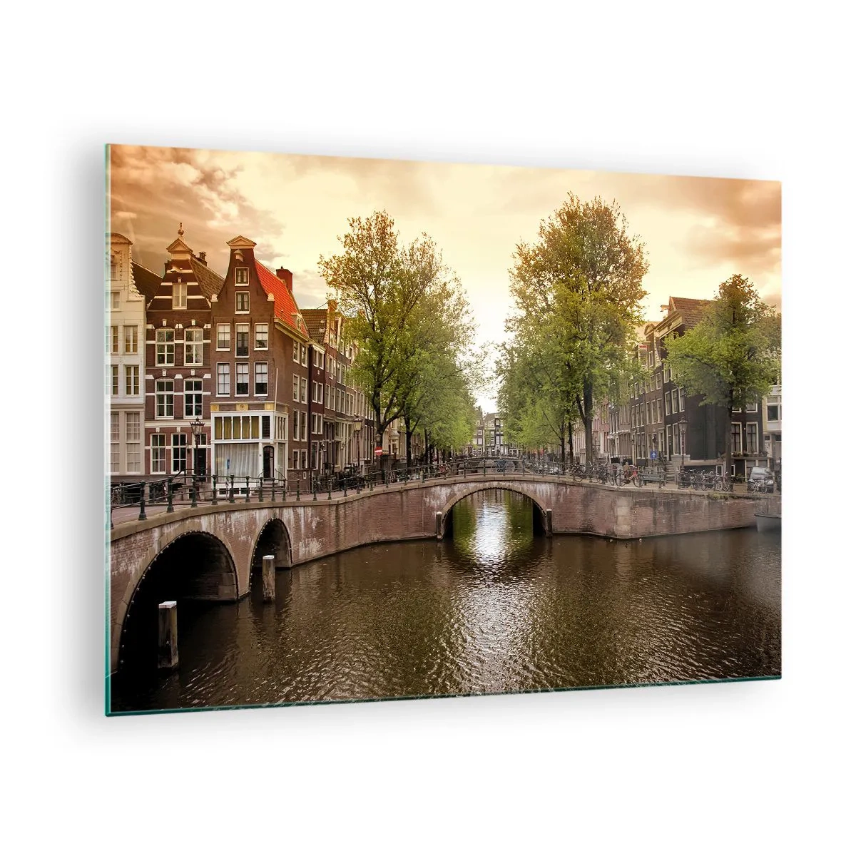 Billede på glas - En kanal og en bro omgivet af lejlighedshuse i Amsterdam - 70x50cm - Med båd eller på cykel? - Moderne vægdekoration til stue og soveværelse ARTTOR