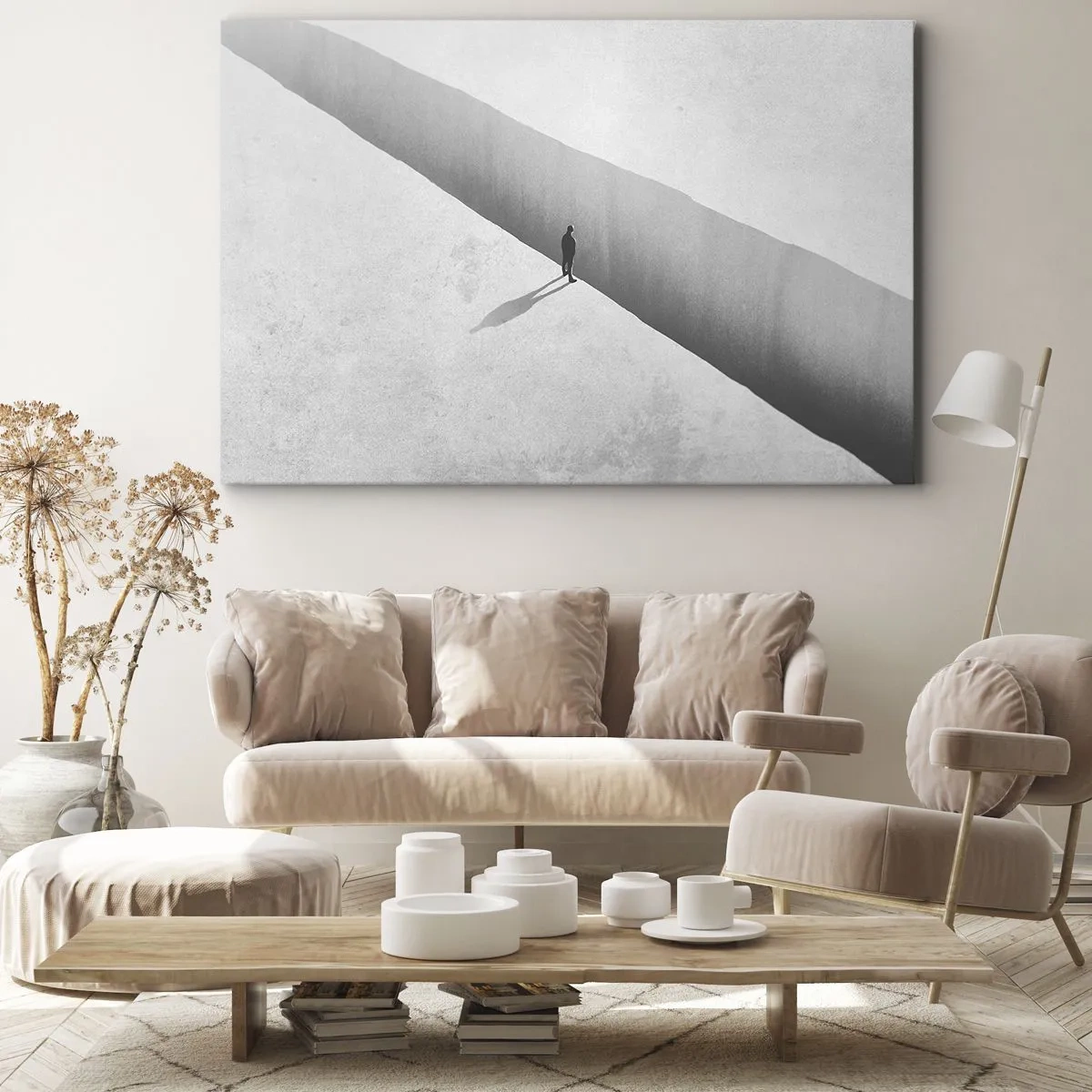 Lærredstryk - Billede på lærred - En ensom skikkelse står over en dyb kløft i en monokromatisk omgivelser. - 70x50cm - Lys destination - Moderne vægdekoration til stue og soveværelse ARTTOR