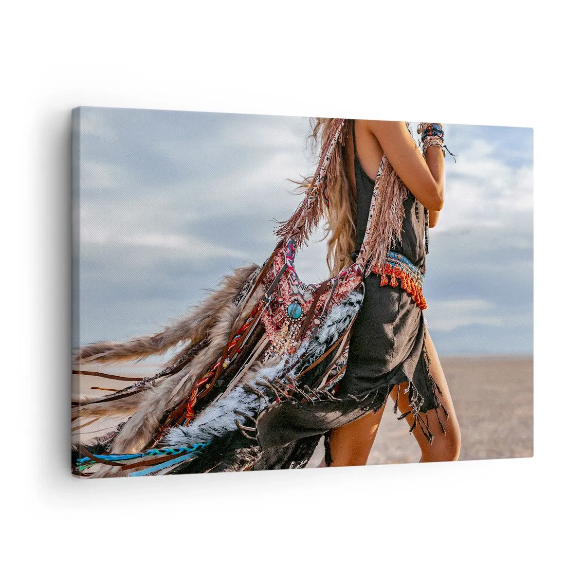 Lærredstryk - Billede på lærred - En kvinde i boho-stil med fjer- og smykkedetaljer - 70x50cm - Shamanens pige - Moderne vægdekoration til stue og soveværelse ARTTOR