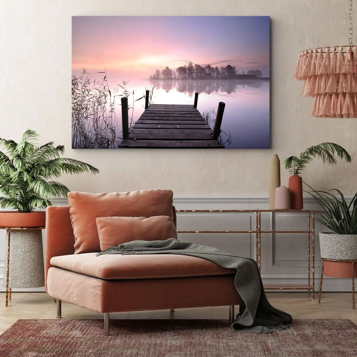 Lærredstryk - Billede på lærred - En mole ved søen ved daggry med tåge og en pastelfarvet himmel - 70x50cm - Ud af den lilla tåge... - Moderne vægdekoration til stue og soveværelse ARTTOR