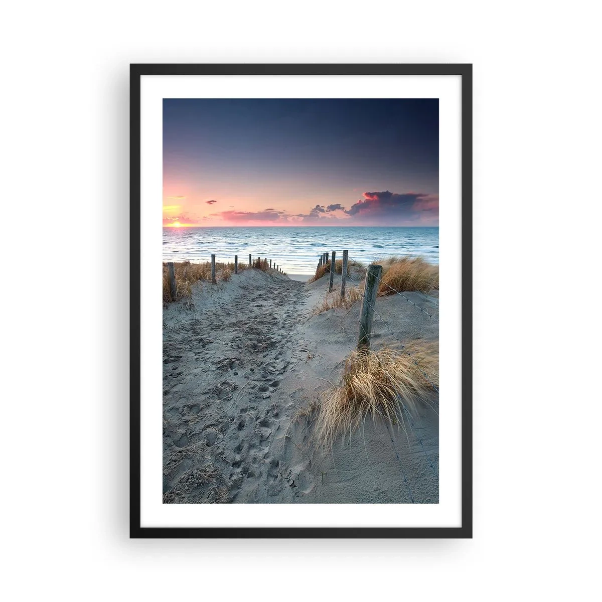 Plakat i sort ramme - Strandsti ved solnedgang med havudsigt - 50x70cm - Du har udgydt en regnbue af strålende pragt.... - Moderne vægdekoration til stue og soveværelse ARTTOR