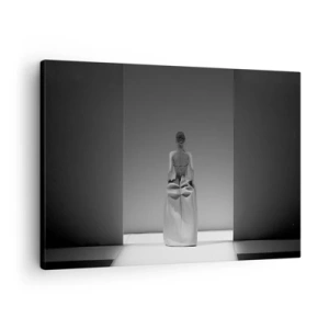 Lærredstryk - Billede på lærred - Et sort-hvidt maleri med en minimalistisk scene af en kvinde i et geometrisk rum. - 70x50cm - Raffineret enkelhed - Moderne vægdekoration til stue og soveværelse ARTTOR