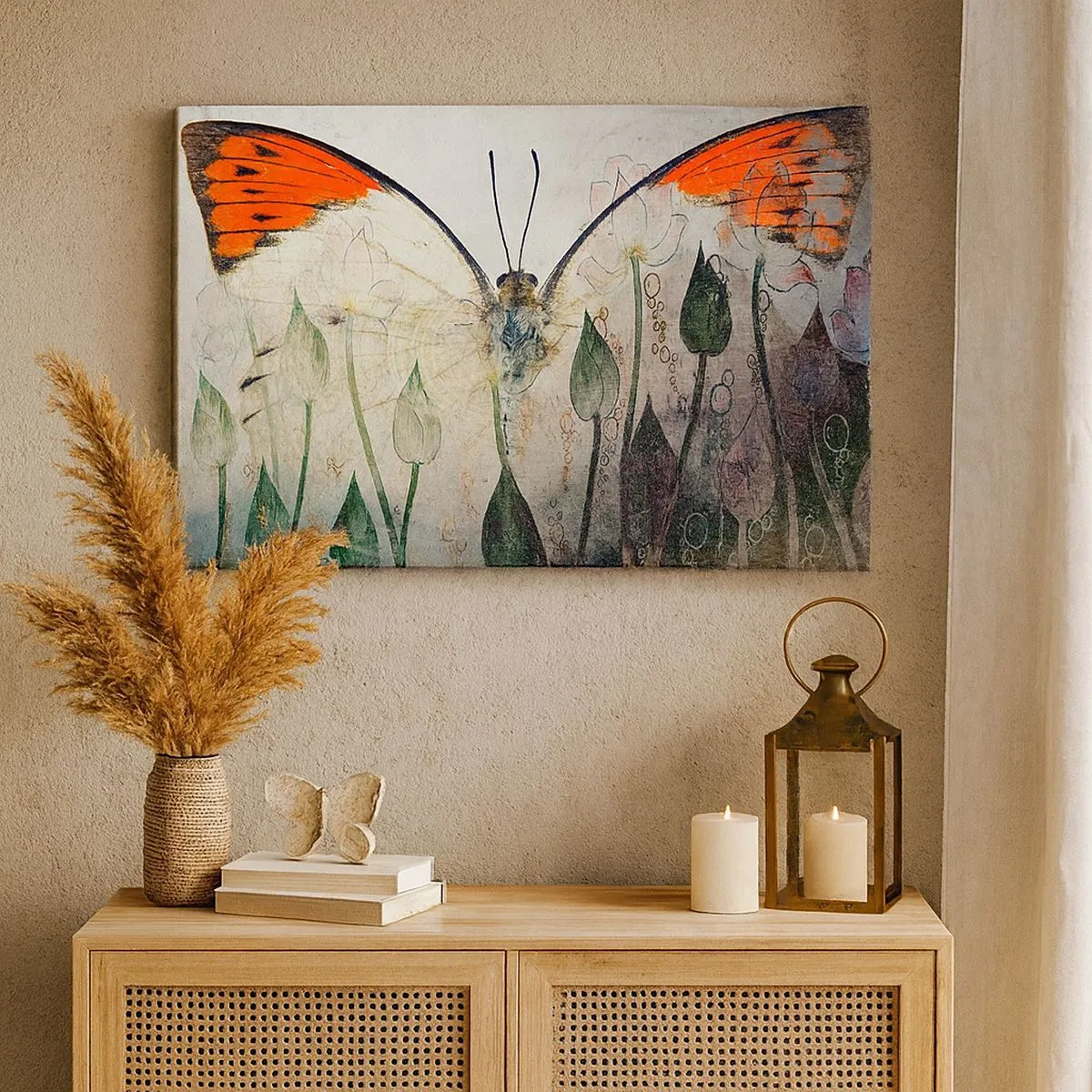 Lærredstryk - Billede på lærred - En sommerfugl med orange vinger mod en baggrund af stiliserede blomster. - 70x50cm - "Hvor sommerfuglen svajer i græsset". - Moderne vægdekoration til stue og soveværelse ARTTOR