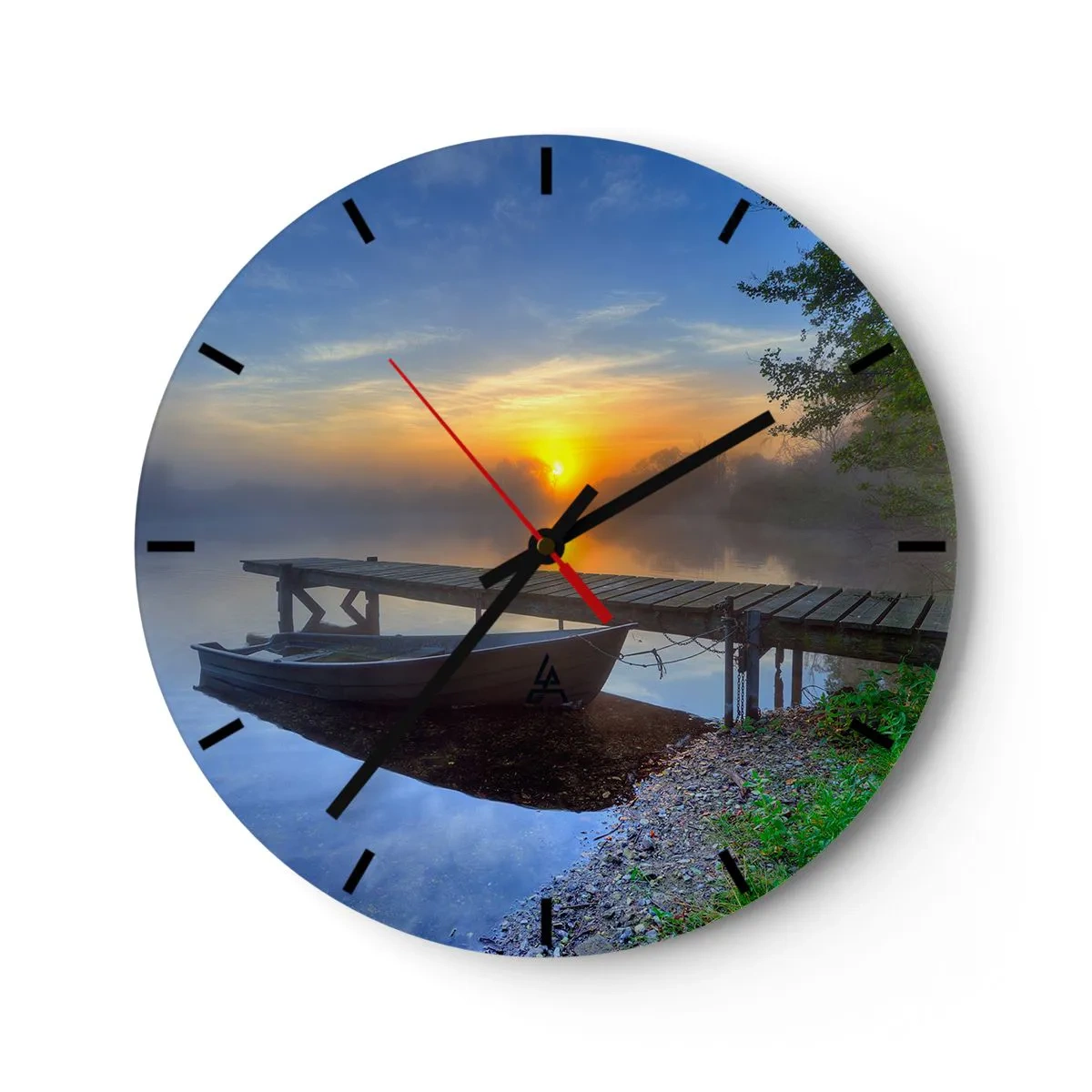 Vægur, Uret - En båd ved molen under solopgang over søen - 30x30cm - Hvordan det almindelige bliver til noget magisk - Moderne vægdekoration til stue, køkken og soveværelse ARTTOR