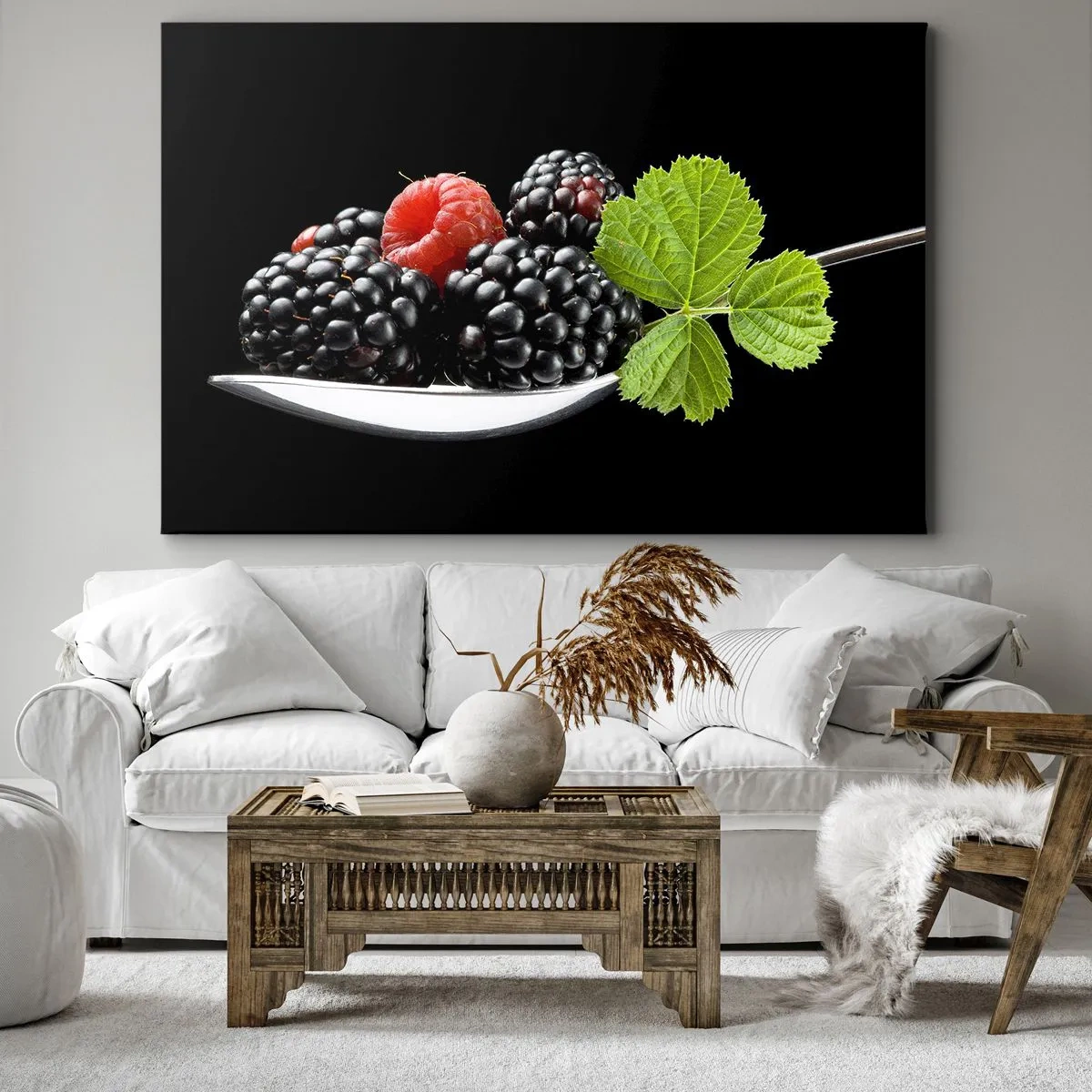 Lærredstryk - Billede på lærred - Brombær og hindbær på en ske med et blad på en sort baggrund - 70x50cm - Smag af friskhed - Moderne vægdekoration til stue og soveværelse ARTTOR