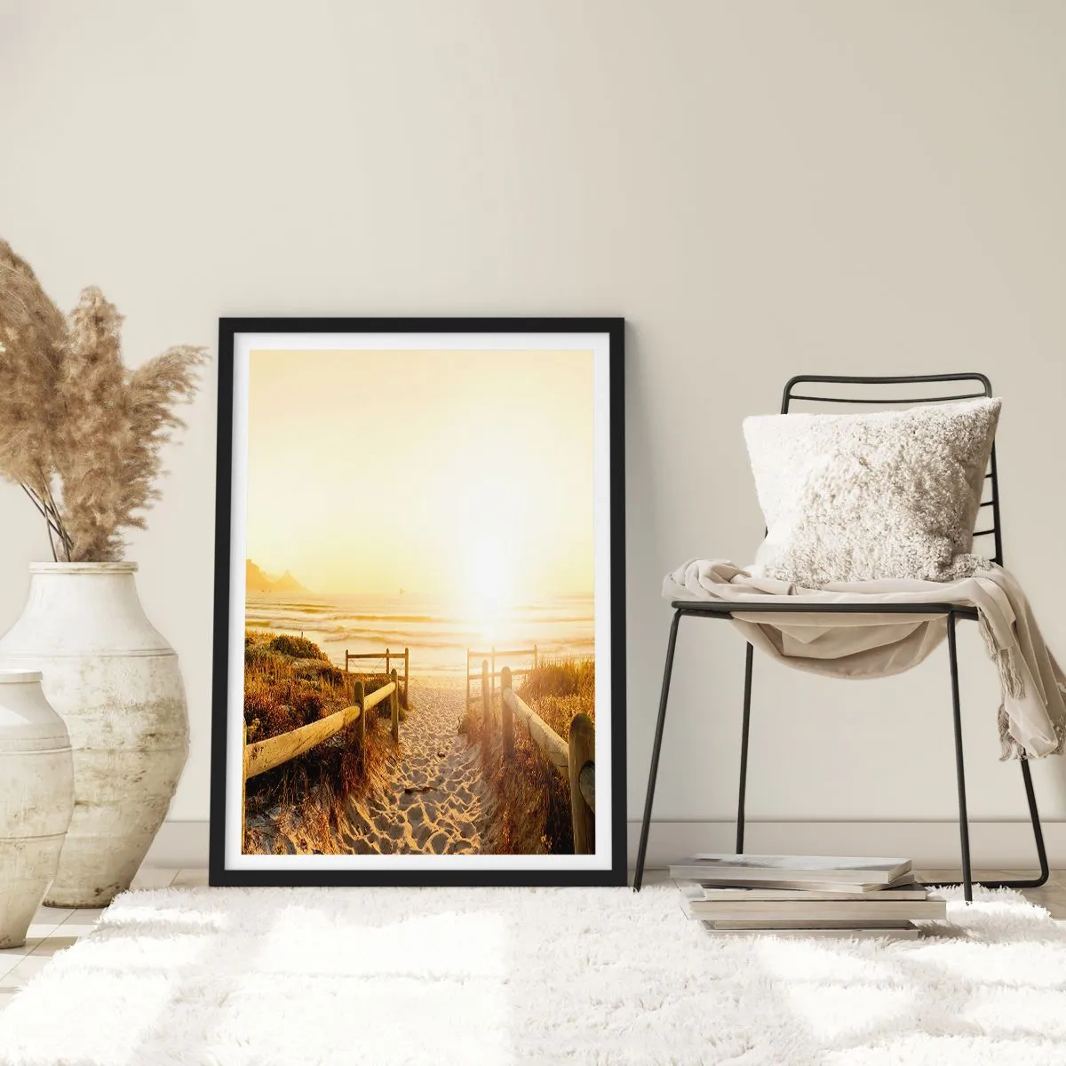 Plakat i sort ramme - Stien til stranden oplyst af den nedgående sols stråler - 50x70cm - Over klitten, mod solen - Moderne vægdekoration til stue og soveværelse ARTTOR