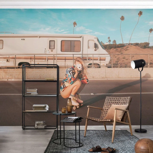 Fototapet Premium Canvas - Smil, tak! - Landskab, Camper, Kvinde - 350x256 cm