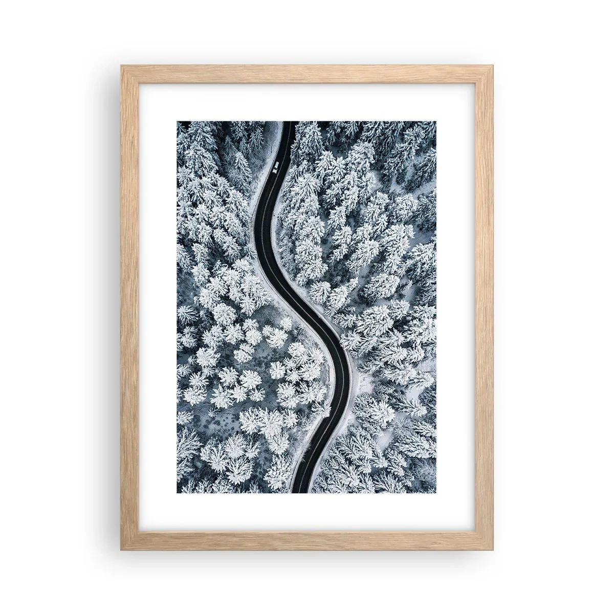 Plakat i ramme af lyst egetræ - Gennem en vinterskov - 30x40 cm