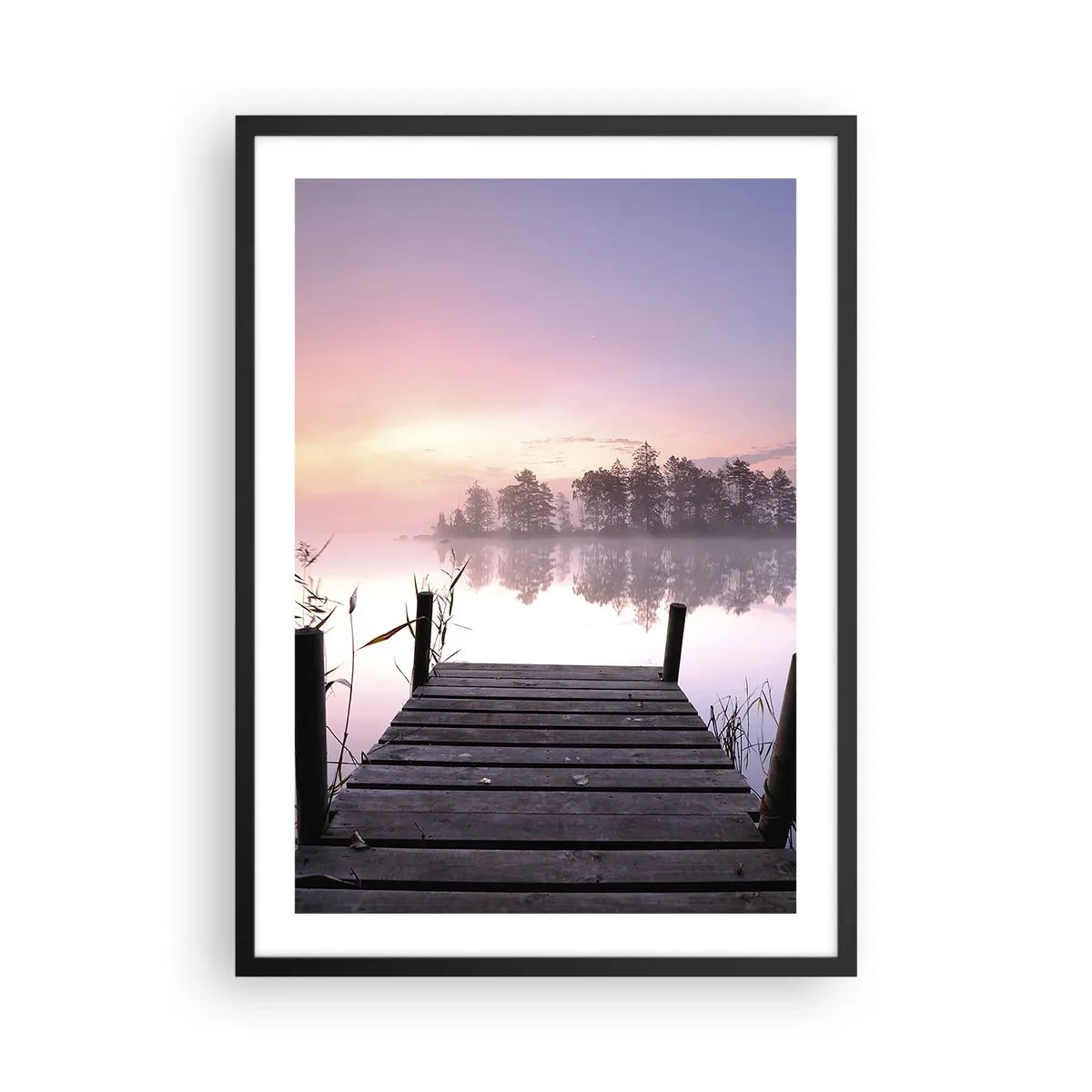 Plakat i sort ramme - En mole ved søen i pastelfarver om morgenen - 50x70cm - Ud af den lilla tåge... - Moderne vægdekoration til stue og soveværelse ARTTOR