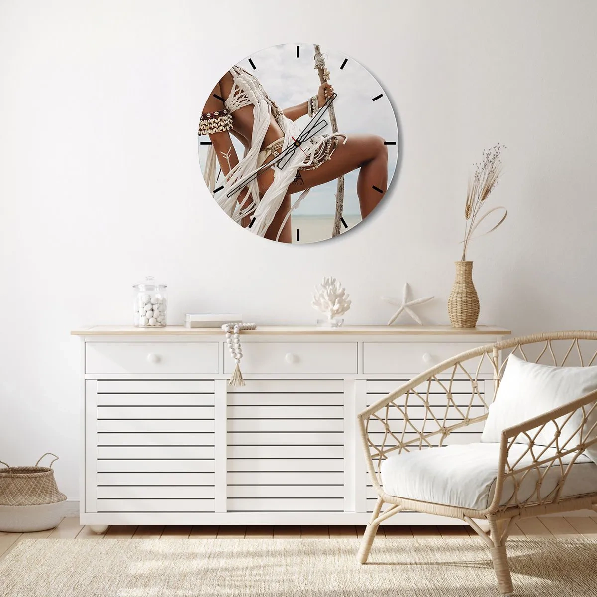 Vægur, Uret - En stiliseret figur i etniske smykker mod en strandbaggrund. - 30x30cm - Præstinde af solen - Moderne vægdekoration til stue, køkken og soveværelse ARTTOR