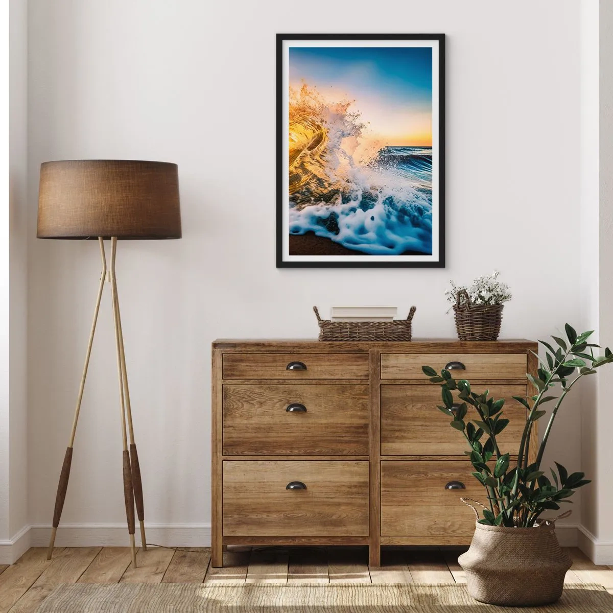 Plakat i sort ramme - En dynamisk havbølge, der styrter ned på kysten ved solnedgang - 50x70cm - Leg på sandet - Moderne vægdekoration til stue og soveværelse ARTTOR