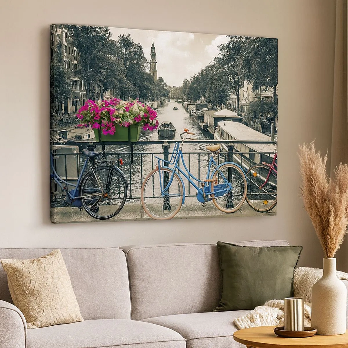 Lærredstryk - Billede på lærred - En bro med cykler og blomster over en kanal i Amsterdam - 70x50cm - Farverne i Amsterdams gader - Moderne vægdekoration til stue og soveværelse ARTTOR