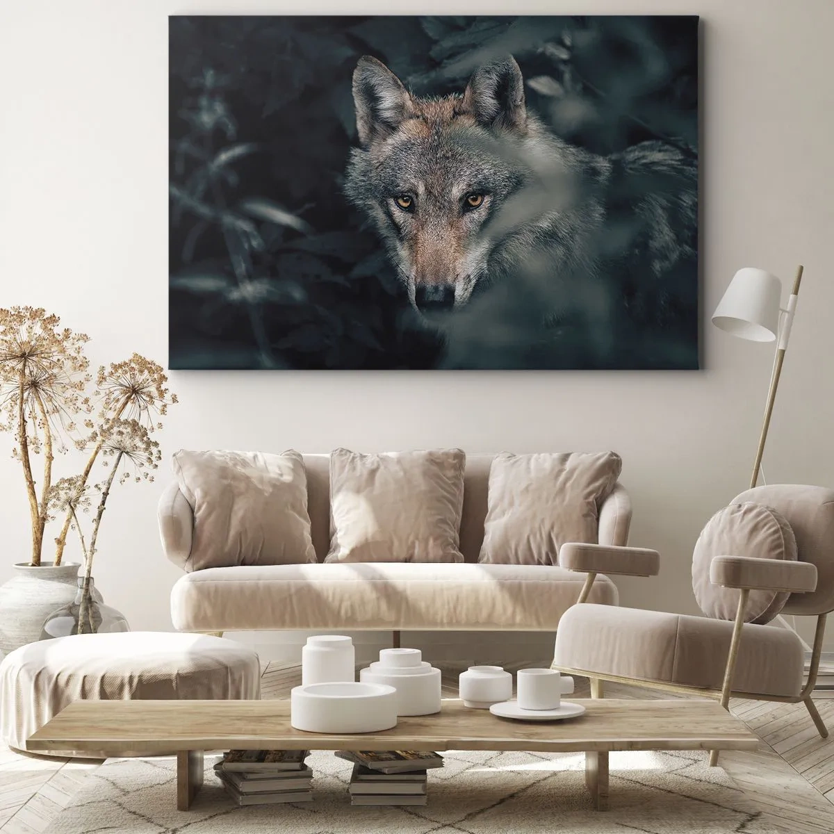 Lærredstryk - Billede på lærred - En ulv i sine naturlige omgivelser, der kigger ud fra skovens dyb. - 70x50cm - Jæger - Moderne vægdekoration til stue og soveværelse ARTTOR