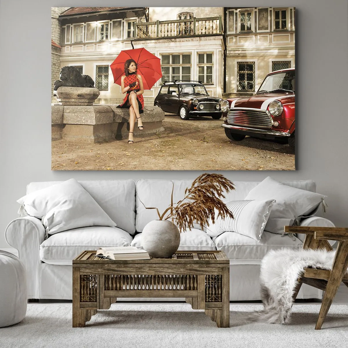 Lærredstryk - Billede på lærred - Kvinde med en rød paraply ved klassiske biler - 70x50cm - En mini-sentimental rejse - Moderne vægdekoration til stue og soveværelse ARTTOR