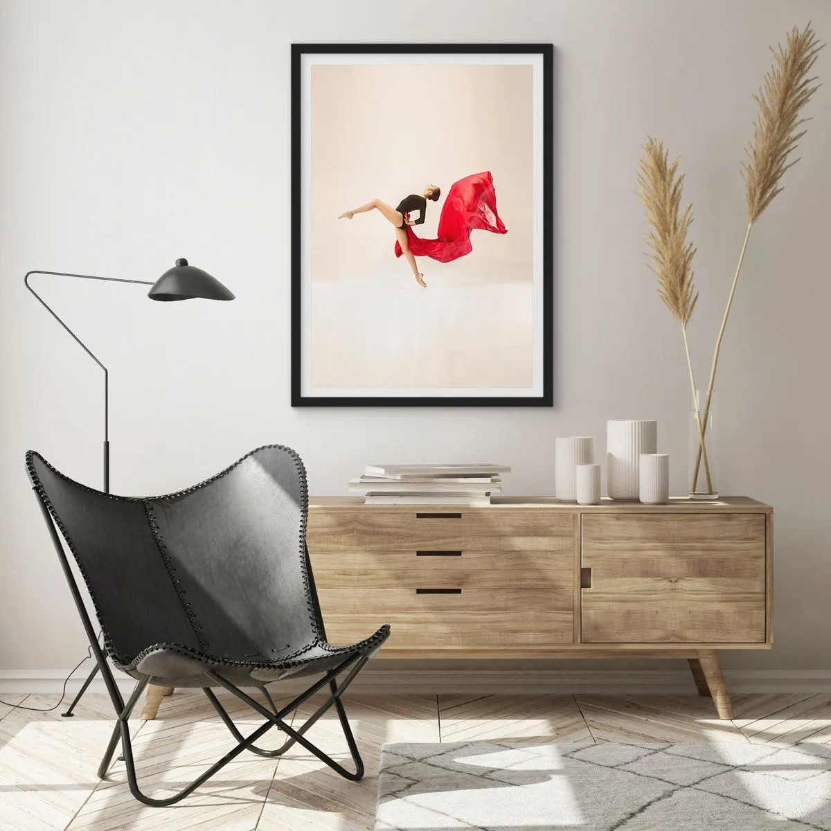 Plakat i sort ramme - En danser i et sort outfit med rødt stof i bevægelse - 50x70cm - Rød og sort - Moderne vægdekoration til stue og soveværelse ARTTOR