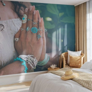 Fototapet Premium Sand - Velkommen til værens centrum - Kvinde, Smykker, Boho - 150x105 cm