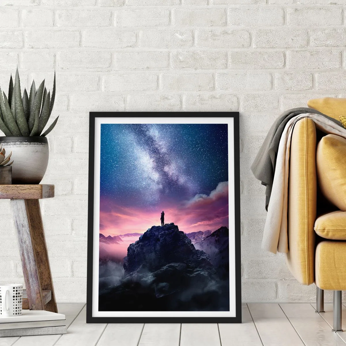 Plakat i sort ramme - Silhuet af en person på en bjergtop under en stjernehimmel - 50x70cm - Og han følte liv - Moderne vægdekoration til stue og soveværelse ARTTOR
