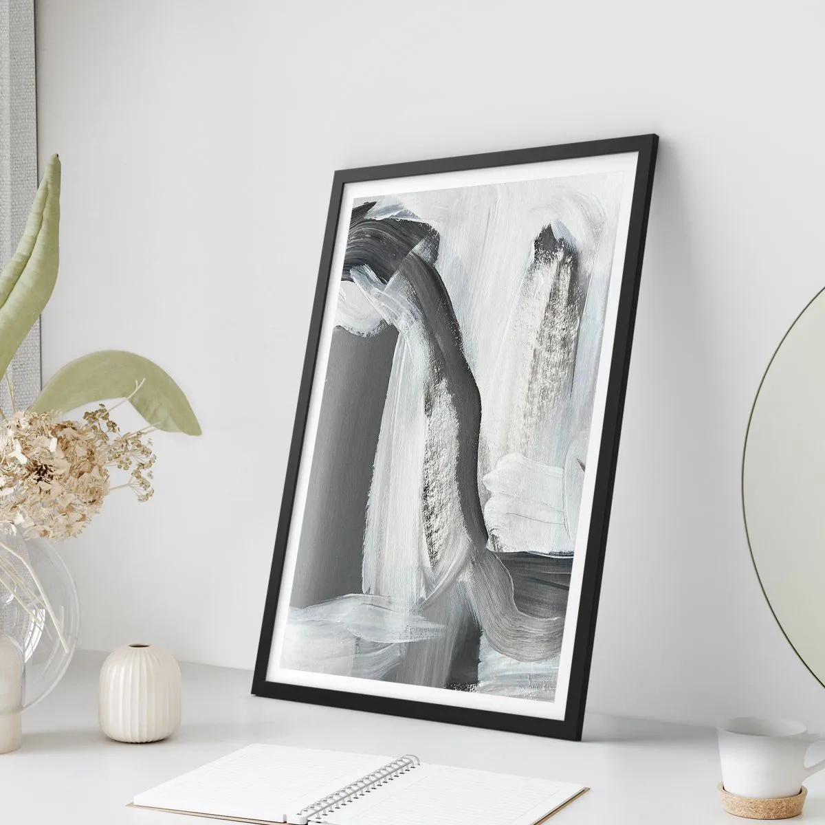 Plakat i sort ramme - Abstrakt komposition af sort, hvid og grå - 50x70cm - Med beslutsom bevægelse - Moderne vægdekoration til stue og soveværelse ARTTOR