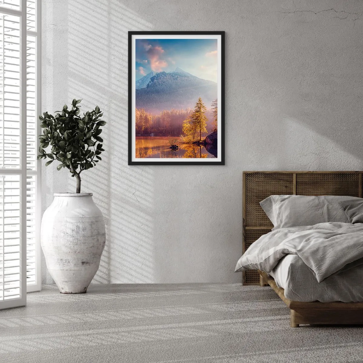 Plakat i sort ramme - Efterårsbjerglandskab med spejling i søen - 50x70cm - I bjerge og dale - Moderne vægdekoration til stue og soveværelse ARTTOR