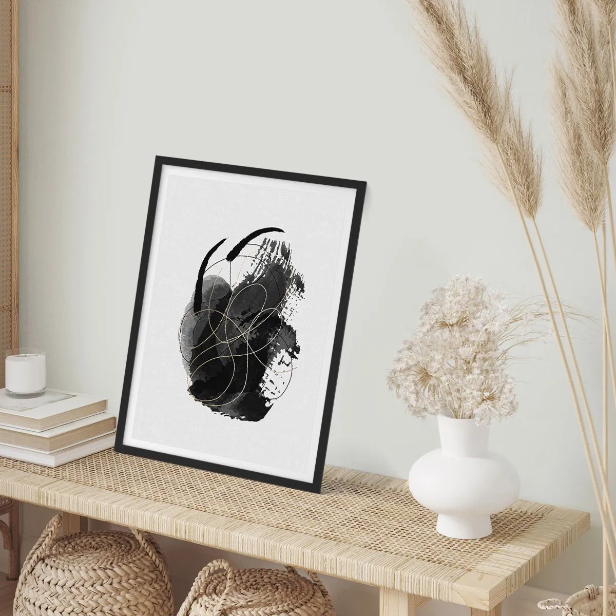 Plakat i sort ramme - En abstrakt komposition i sort med fine guldlinjer. - 50x70cm - Kom frem fra det sorte - Moderne vægdekoration til stue og soveværelse ARTTOR