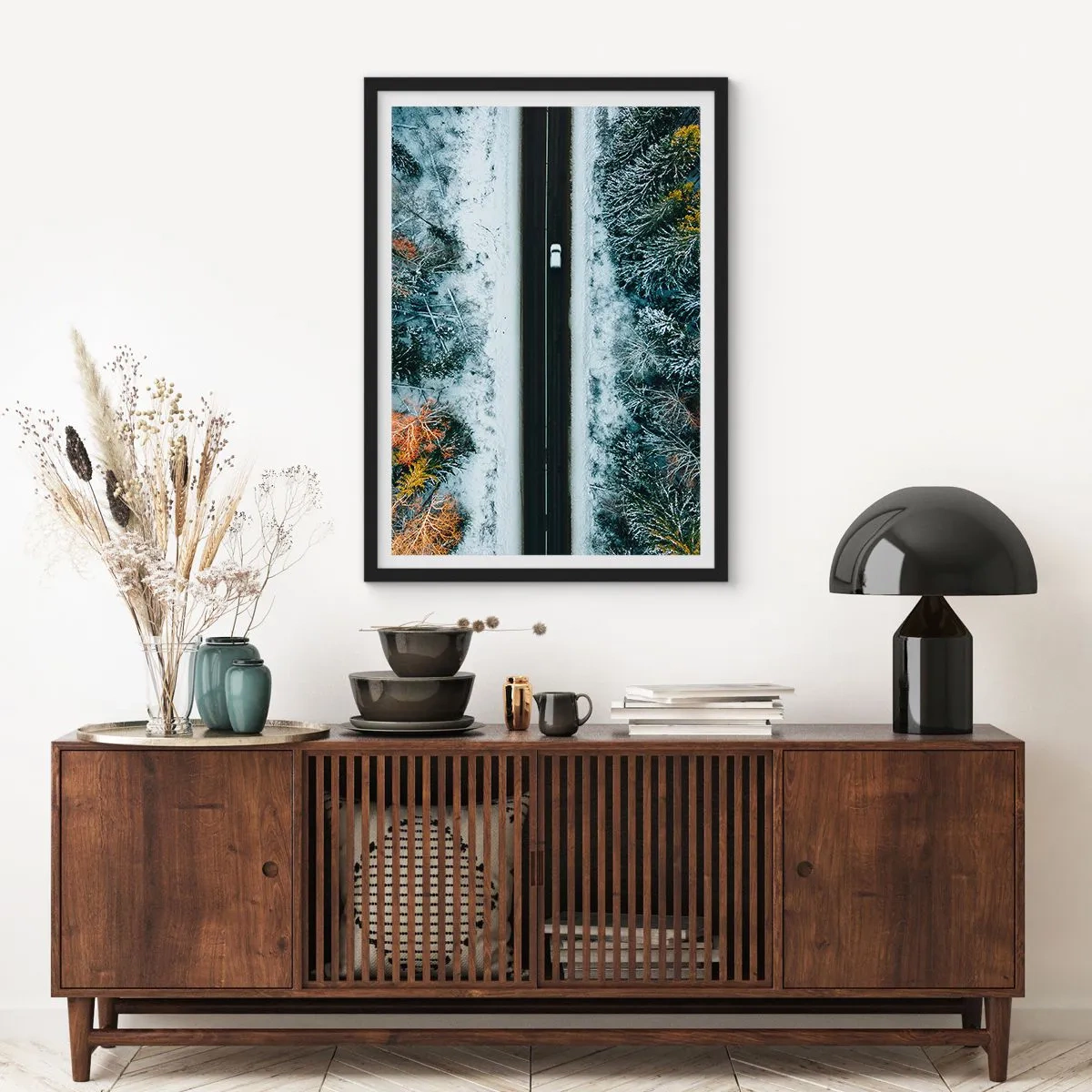 Plakat i sort ramme - Skær gennem vinterskoven - 40x50 cm