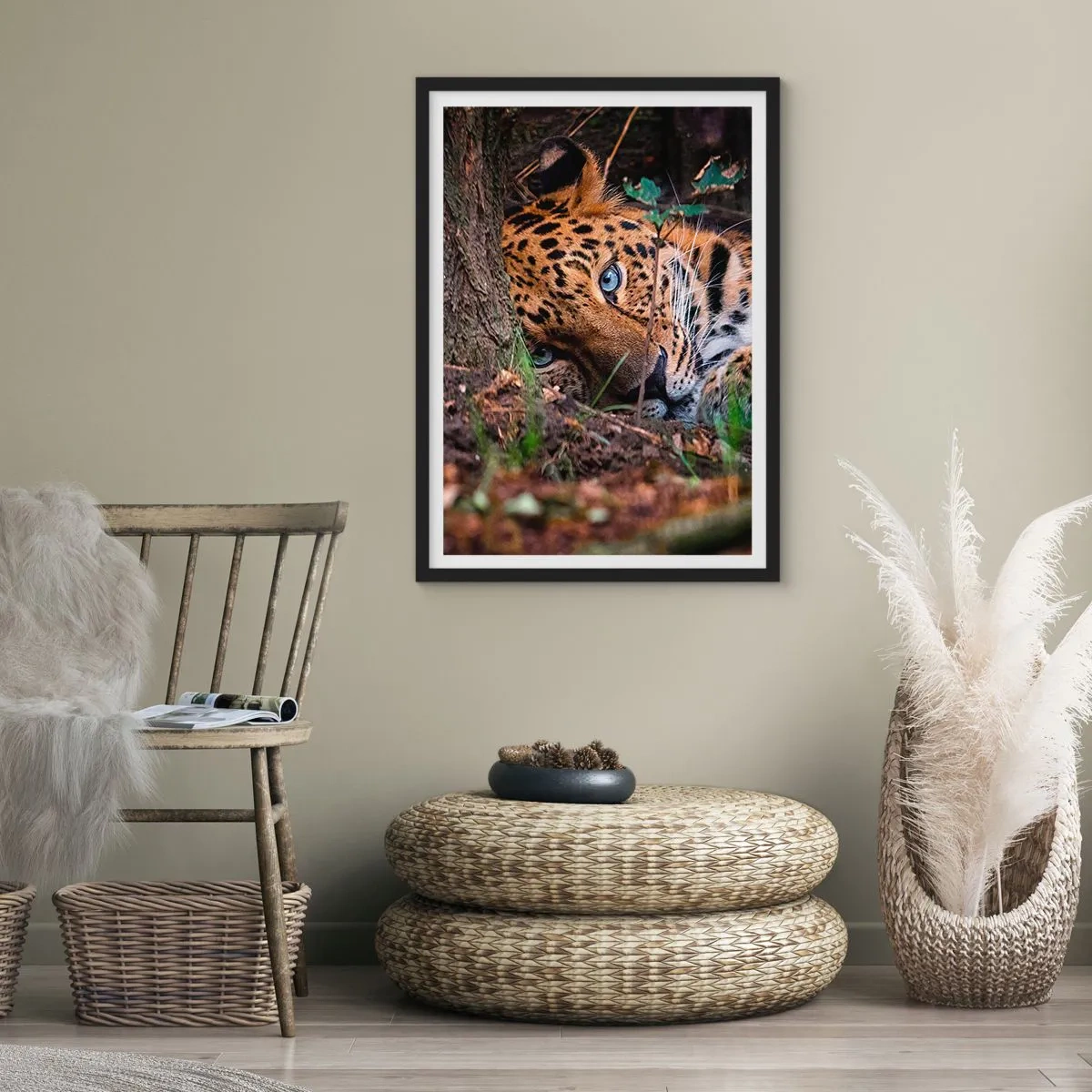 Plakat i sort ramme - En liggende leopard med intense blå øjne - 50x70cm - Stol på mig - Moderne vægdekoration til stue og soveværelse ARTTOR