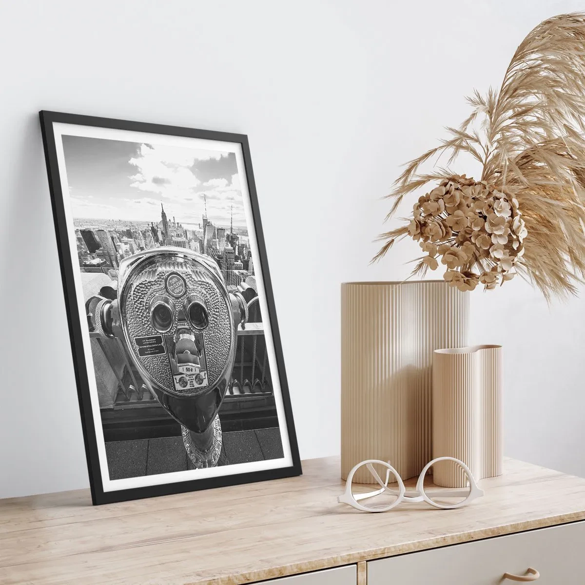 Plakat i sort ramme - En monokromatisk udsigt over New York City med en kikkert i forgrunden. - 50x70cm - Byen over byer - Moderne vægdekoration til stue og soveværelse ARTTOR