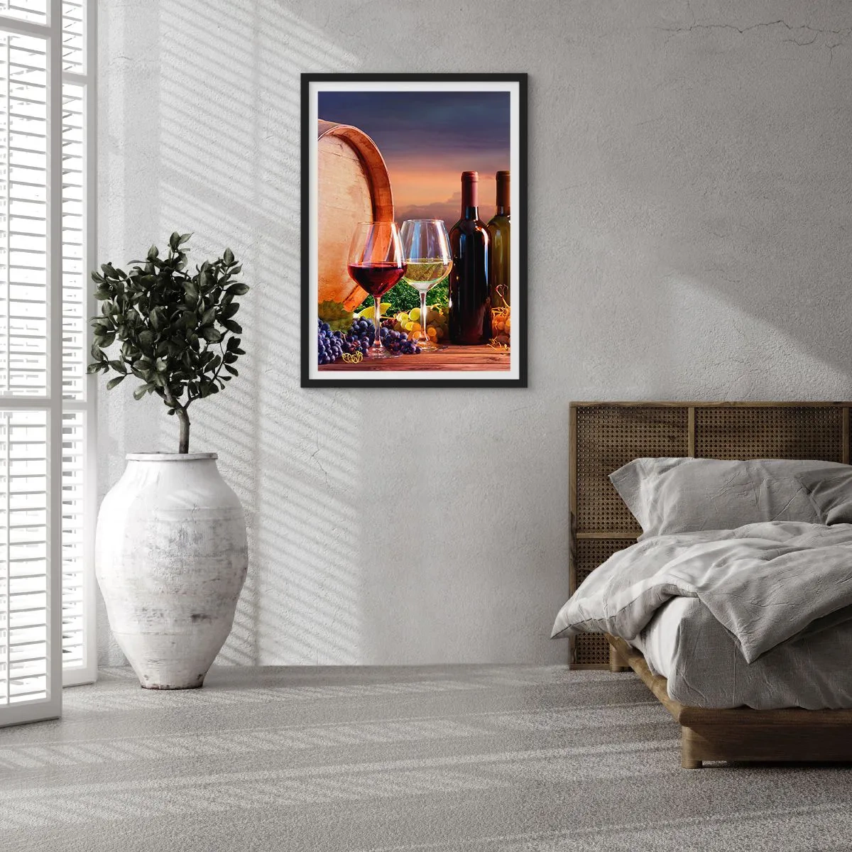 Plakat i sort ramme - Flasker og glas vin mod en tønde og solnedgangen - 50x70cm - Livet har smag her - Moderne vægdekoration til stue og soveværelse ARTTOR