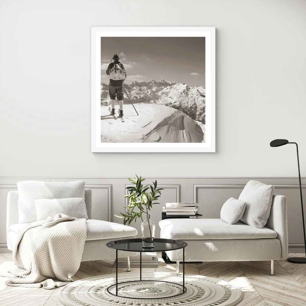 Plakat i hvid ramme - Og bjergene er de samme - 40x40 cm